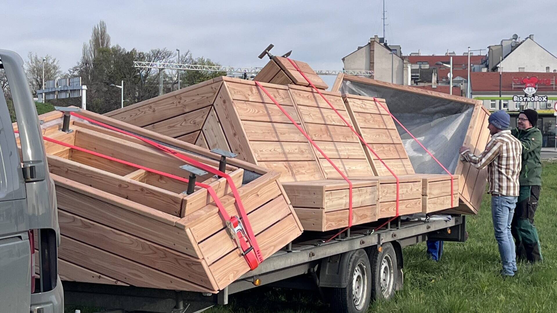 Sitzmöbel aus Holz werden vom Anhänger gehoben