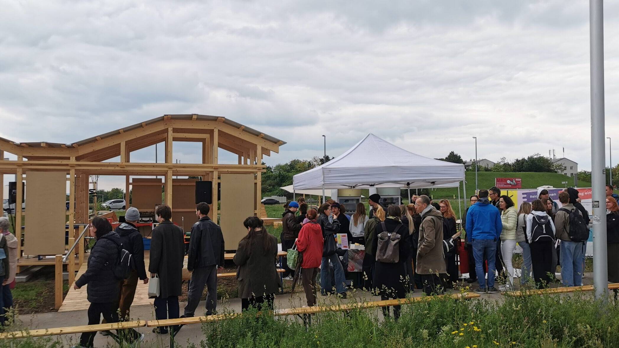 Warteschlange auf Waffeln beim mittendrin.wien Opening