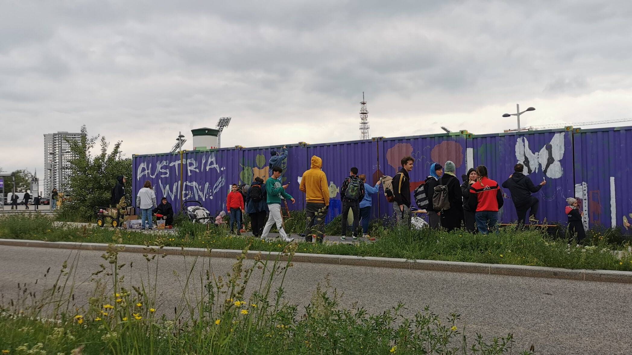 Menschen beim Grafitti-Workshop mit muralia.at