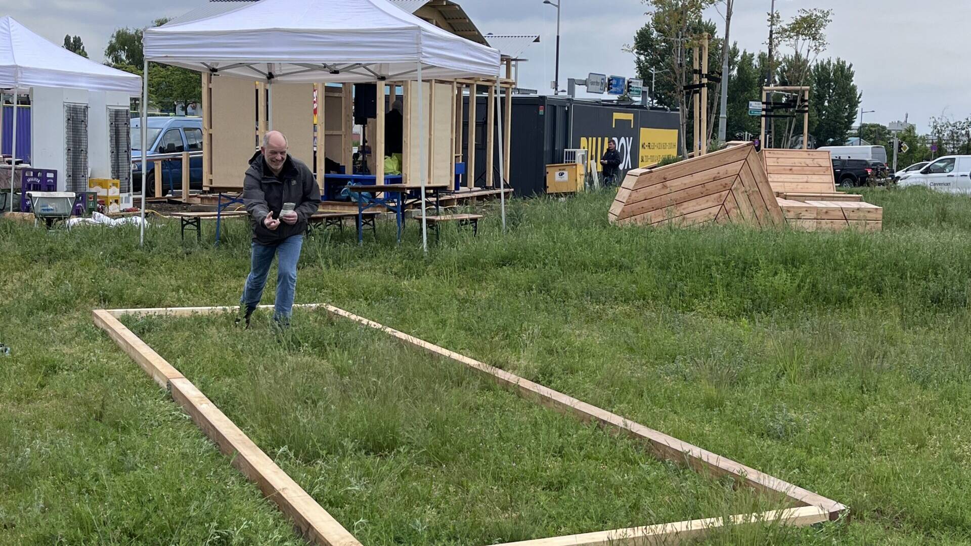 Mann beim Boulespiel auf Wiese - Hintergrund Zelt, Pavillion und BillaBox
