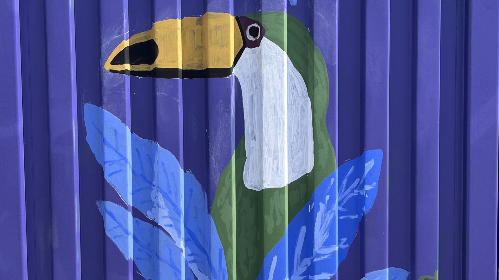 Graffiti: Tucan und Schlange auf blauem Container