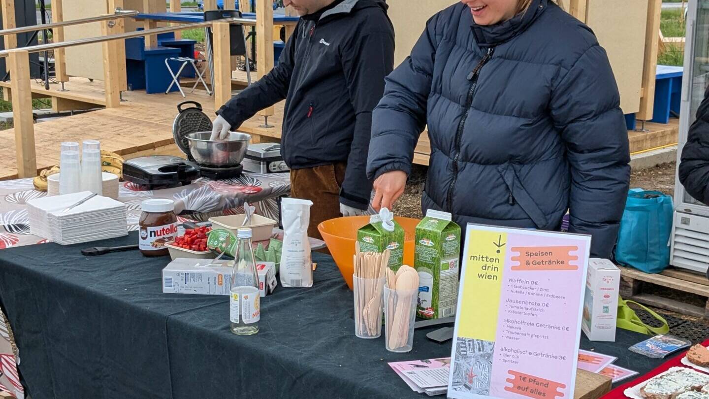 Waffelteig herrichten bei Stand