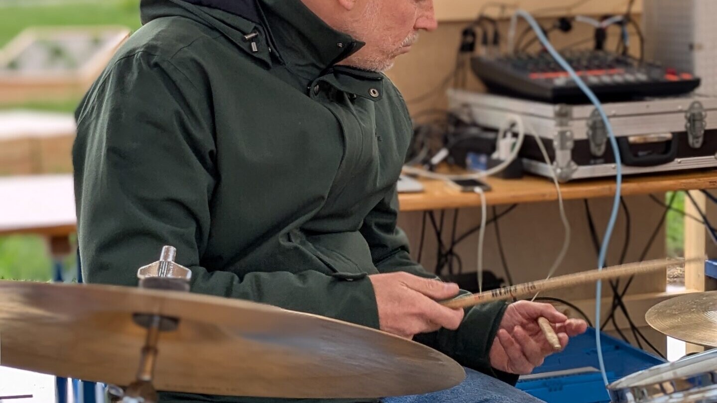 Didi Kern spielt Schlagzeug beim Opening am 6. Mai